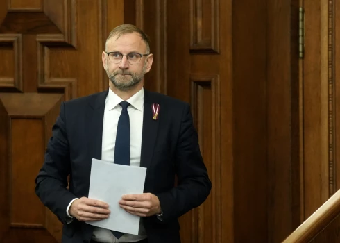 Satiksmes ministrs Atis Švinka izturējis uzticības balsojumu.