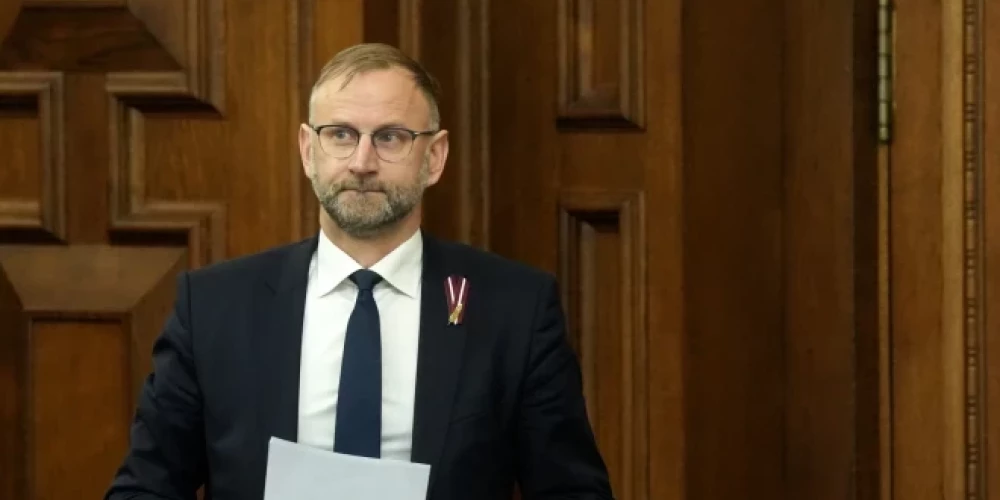 Отставку Швинки поддержали два депутата коалиции.