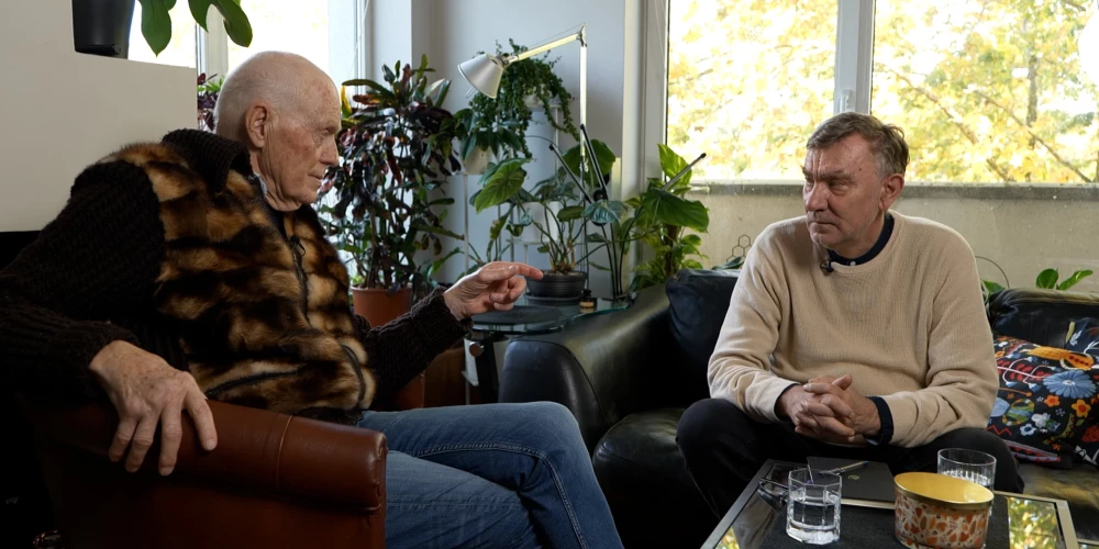 Andrejs Panteļējevs sarunājas ar ekspremjeru Valdi Birkavu.