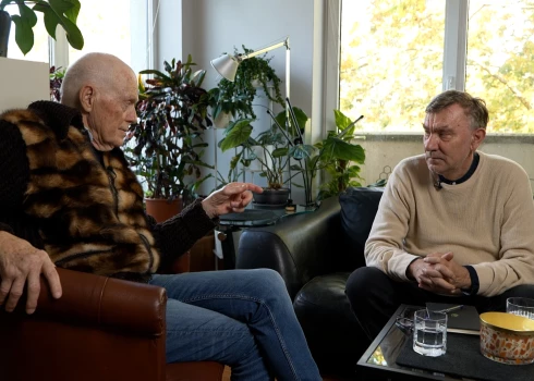 Andrejs Panteļejevs sarunājas ar ekspremjeru Valdi Birkavu.