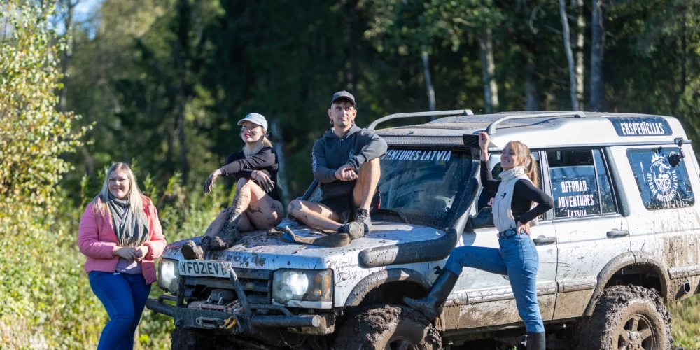 Jaunais iepazīšanās šovs “Mīlestība bezceļos” iemieso adrenalīnu, mežonīgas mīlestības meklējumus un sirsnīgas sarunas pie ugunskura! Četri drosminieki dosies neprātīgā dabas piedzīvojumā, kur katru no viņiem sagaida bezceļu izaicinājums – pārāk dziļi dubļi, bīstami stāvas nogāzes un spriedzes pilni pagriezieni.