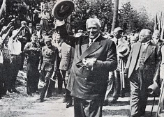 Tautu mulsina Brīvības pieminekļa atklāšanas hronika: kāpēc Kārli Ulmani un Kviesi 1935. sveica ar izstieptu roku – “nacistu sveicienu”?  FOTO