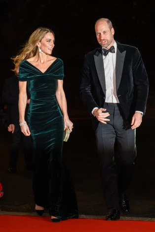 Princis un princese vakaram izvēlējušies samtu.