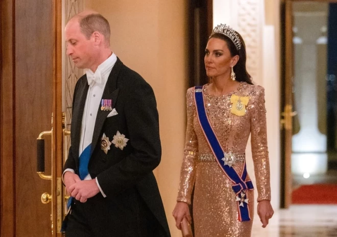 Velsas princis un princese 2023. gada 1. jūnijā, apmeklējot Jordānijas kroņčprinča kāzu svinīgo banketu. Ketrīnas ausis pirmo reizi rotā “Greville” garie auskari ar briljantiem.