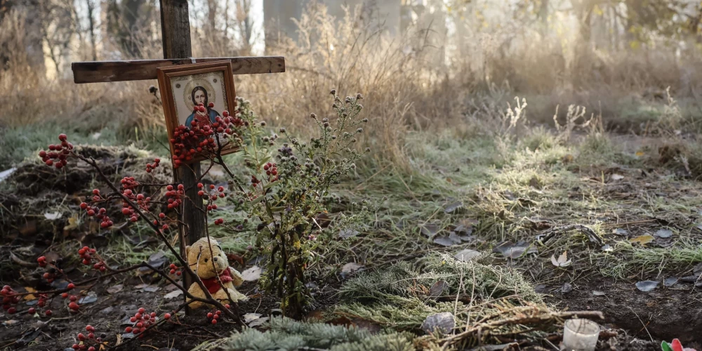 Kapuvieta dzīvojamo ēku pagalmā Doneckas apgabalā.