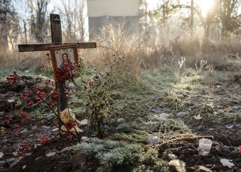 Kapuvieta dzīvojamo ēku pagalmā Doneckas apgabalā.