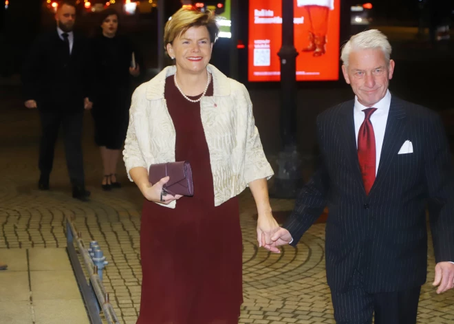 Sabiedrībā zināmi ļaudis ierodas uz svētku koncertu Latvijas Nacionālajā teātrī 2025. gada 18. novembrī.