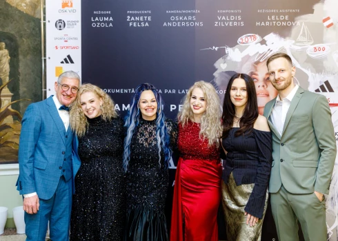 Filmas "Maratonu rokzvaigzne" komanda pirmizrādē. Publicitātes foto