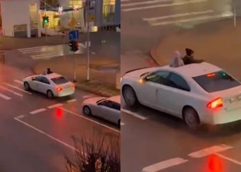 На видео видно, что детям разрешили высовываться из люка машины, что правилами строго запрещено.