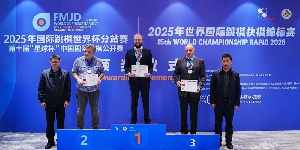 Guntis Valneris (no labās) uz goda pjedestāla trešā pakāpiena.