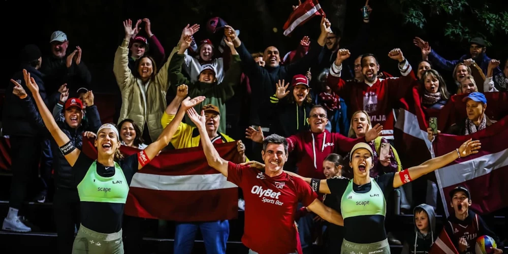 Tīna Graudiņa, Anastasija Samoilova, abu treneris kopā ar faniem.