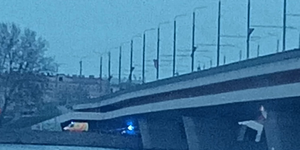 Glābēji no Daugavas izcēluši mirušu vīrieti.