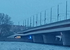 Traģēdija Daugavā: glābēji Rīgā no ūdens izceļ mirušu vīrieti. Ierosināts kriminālprocess