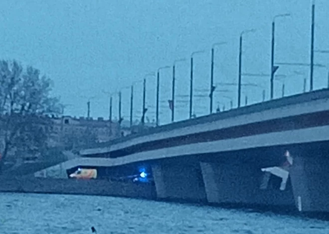 Traģēdija Daugavā: glābēji Rīgā no ūdens izceļ mirušu vīrieti. Ierosināts kriminālprocess