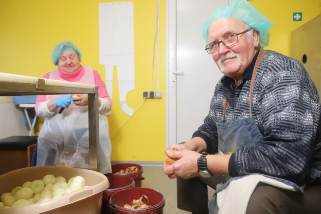 “Organic Products” rašanās “vaininieki” – Zandas vecāki Rita un Pēteris Jonikāni – mizo sīpolus, lai tie nokļūtu kaltētavā un pārtaptu izsmalcinātās garšvielās.