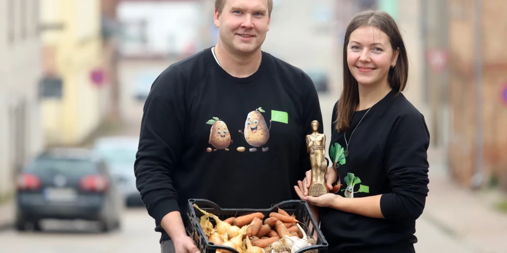 Zanda un Guntis Trukšāni ar “Sējēja” balvu un uzņēmuma izejvielām.