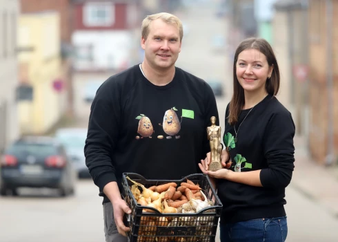 Zanda un Guntis Trukšāni ar “Sējēja” balvu un uzņēmuma izejvielām.