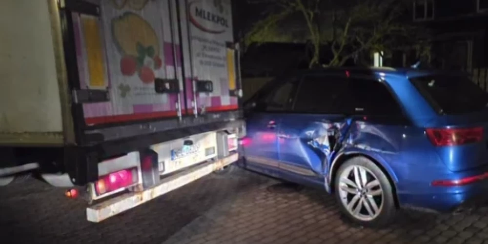 Sadursmē uzšķērstais vieglā auto sāns (ekrānuzņēmums no video)