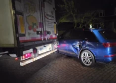 Ventspilī kravas auto iebrauc nepareizā ieliņā un uzšķērž vieglo automašīnu, taču ar to vainīgā auto šofera neraža nebeidzas