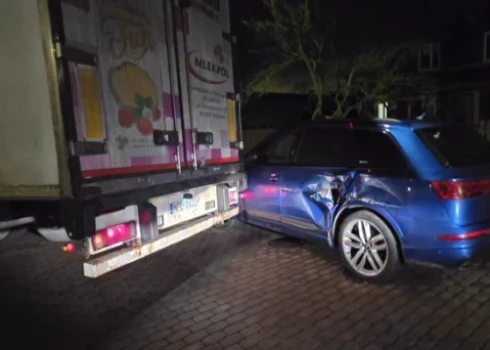 Sadursmē uzšķērstais vieglā auto sāns (ekrānuzņēmums no video)