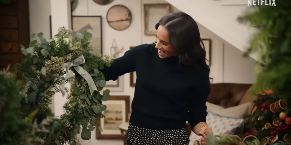 Ieskats Meganas Mārklas Ziemassvētku speciālizlaidumā "Ar mīlestību, Megana: Svētku svinēšana". 