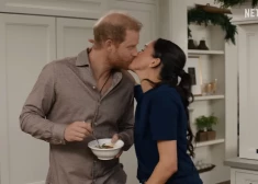 Princis Harijs un Megana Mārkla skūpstās kameras priekšā, reklamējot "Netflix" gaidāmo Ziemassvētku speciālizlaidumu