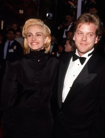 Džūlija Robertsa un Kīfers Sazerlends 1991. gada martā. Aktrise ļoti reti ir mainījusi savu ikonisko matu griezumu – garos kastaņbrūnos matus. Šī ir viena no retajām reizēm.