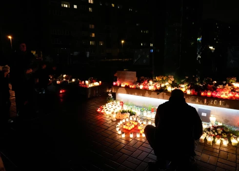 Ļaudis piemin Zolitūdes traģēdijas gadskārtu 2024. gada 21. novembrī