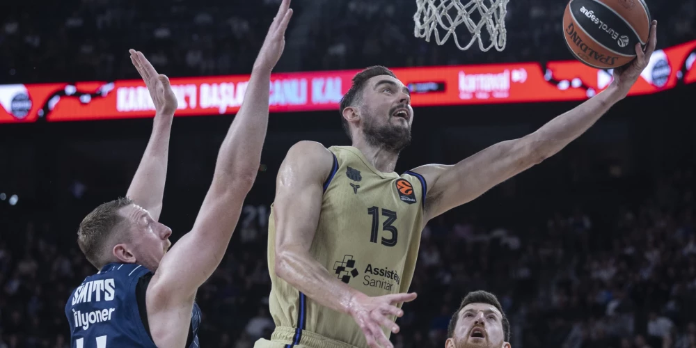 Rolands Šmits cenšas apturēt "Barcelona" uzbrukumu