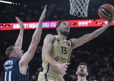 Rolands Šmits palīdz "Anadolu Efes" izkapāt uzvaru pār "Barcelona" Eirolīgas mačā