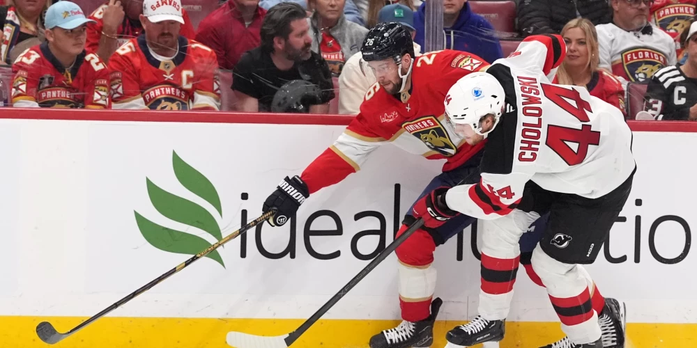 Uvis Balinskis pret ar Ņūdžersijas “Devils” aizsargu Denisu Čolovski.