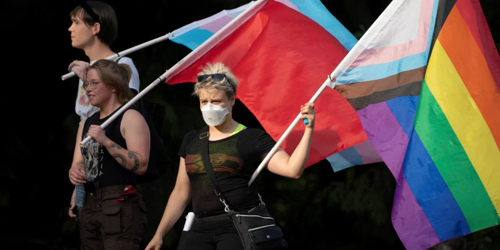 ASV prezidenta Donalda Trampa administrācija ceturtdien lika izlabot Valsts departamenta cilvēktiesību ziņojumu, lai tajā netiktu uzsvērta "grupu identitāte", un tas nozīmē ASV tālāku novirzīšanos no LGBTQ kopienas tiesību veicināšanas.