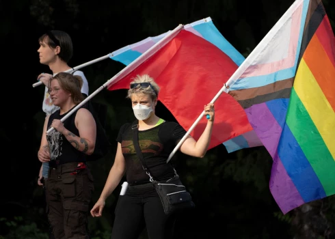 ASV prezidenta Donalda Trampa administrācija ceturtdien lika izlabot Valsts departamenta cilvēktiesību ziņojumu, lai tajā netiktu uzsvērta "grupu identitāte", un tas nozīmē ASV tālāku novirzīšanos no LGBTQ kopienas tiesību veicināšanas.