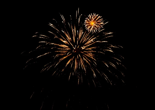 Rīgā plāno aizliegt Jaungada naktī šaut salūtu pēc Maskavas laika