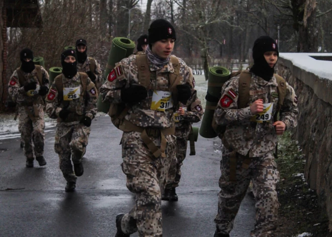 Siguldā aizvadīts pirmais rucking piedzīvojuma posms.
