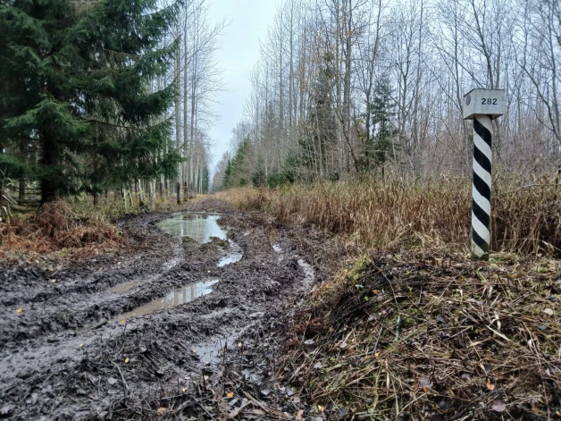 Pēdējā laikā robežsargi īapši saskārušies ar neērtībām, ko viņiem rada kvadriciklisti un citi bezceļu cienītāji, kuri robežsargu takas pārvērš neizbrienamā dubļu jūrā.