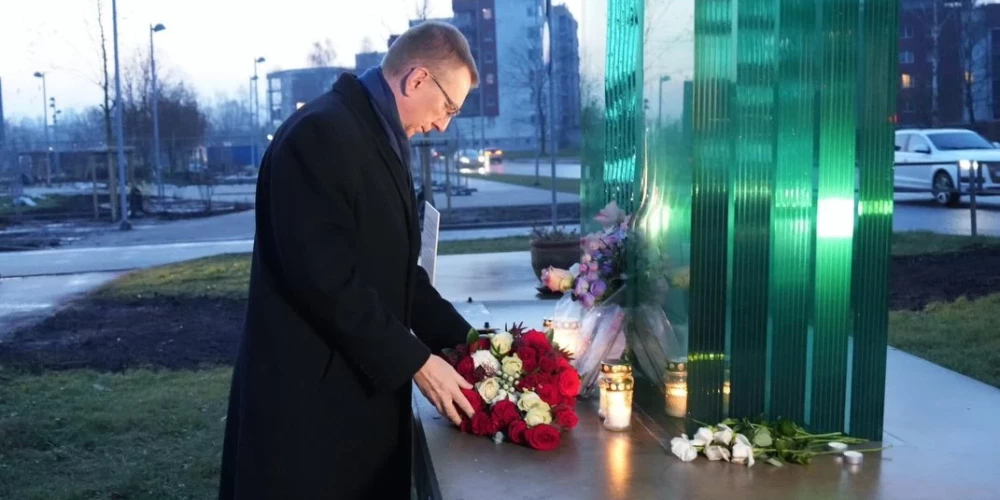 Šodien, 21. novembrī, Valsts prezidents Edgars Rinkēvičs apmeklēja Zolitūdes traģēdijas vietu, noliekot ziedus bojāgājušo piemiņai par godu.  