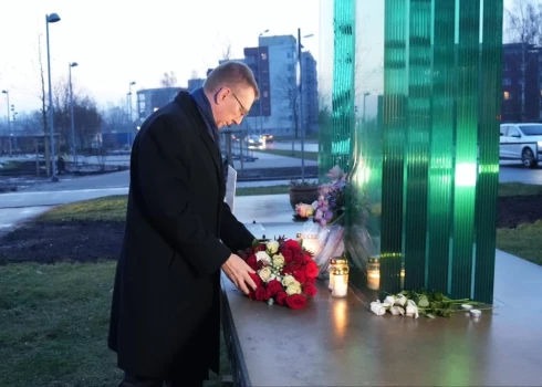 Šodien, 21. novembrī, Valsts prezidents Edgars Rinkēvičs apmeklēja Zolitūdes traģēdijas vietu, noliekot ziedus bojāgājušo piemiņai par godu.  