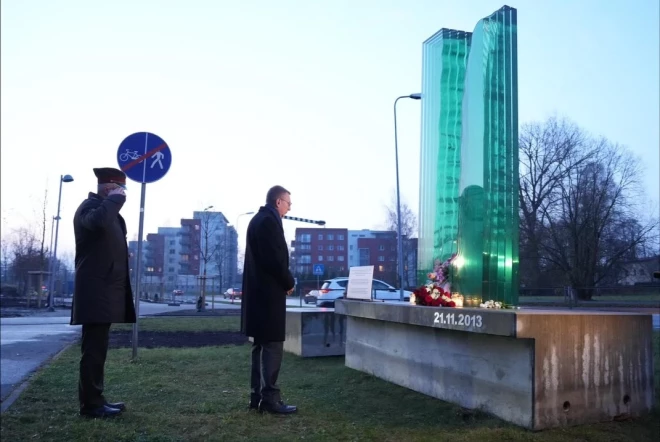 Šodien, 21. novembrī, Valsts prezidents Edgars Rinkēvičs apmeklēja Zolitūdes traģēdijas vietu, noliekot ziedus bojāgājušo piemiņai par godu.