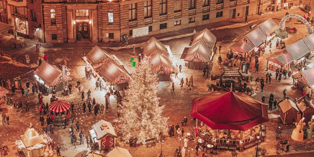 28. novembrī Doma laukumā vārtus vērs Vecrīgas Ziemassvētku tirdziņš un tas darbosies līdz pat 2026. gada 4. janvārim. 