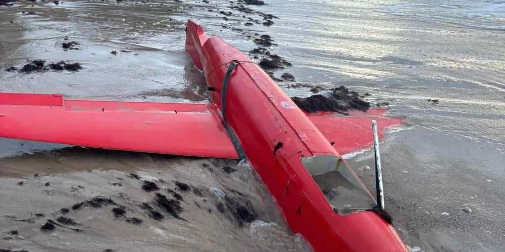 Trešdien Karostas pludmalē tika izskalots bezpilota lidaparāta – dronam līdzīgs priekšmets. Izrādījās, ka tas nav kaujas ierocis, bet gan militāro treniņu mērķis.