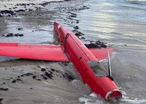 Trešdien Karostas pludmalē tika izskalots bezpilota lidaparāta – dronam līdzīgs priekšmets. Izrādījās, ka tas nav kaujas ierocis, bet gan militāro treniņu mērķis.