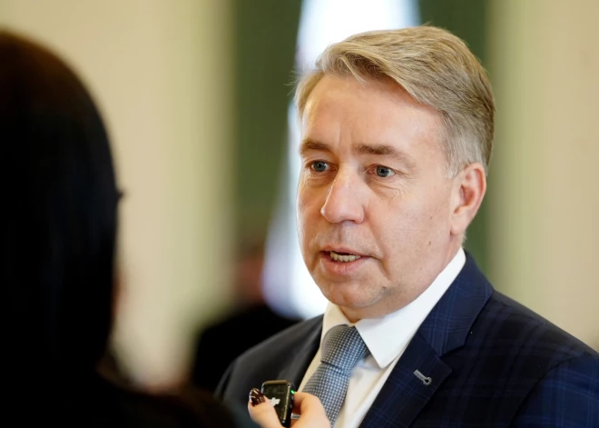 Augulis: Švinka nespēj pārvaldīt satiksmes nozari un viņam jāatkāpjas no amata