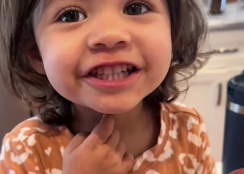 На кадрах видно, как маленькая Элла вдруг начинает чесать подбородок и шею.