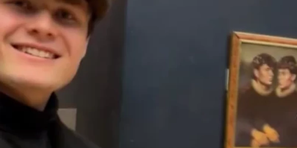 Viens no "jokdariem" ar portretu, kurā viņi atveidoti da Vinči stilā (ekrānuzņēmums no video)