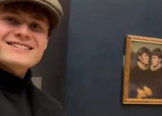 Beļģu "jokdari" pamanās uzstādīt Luvrā savu pašportretu - tajā pašā zālē, kur atrodas pasaulslavenā "Mona Liza"