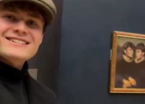 Viens no "jokdariem" ar portretu, kurā viņi atveidoti da Vinči stilā (ekrānuzņēmums no video)