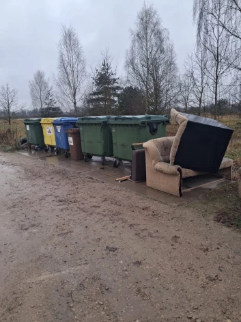 Jēkabpilī negodprātīgi iedzīvotāji piegružo atkritumu konteineru laukumus.
