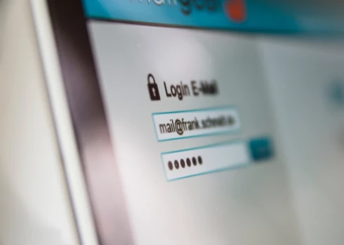 Turpinās klasiskā pikšķerēšana, izmantojot zināmu organizāciju vārdus.