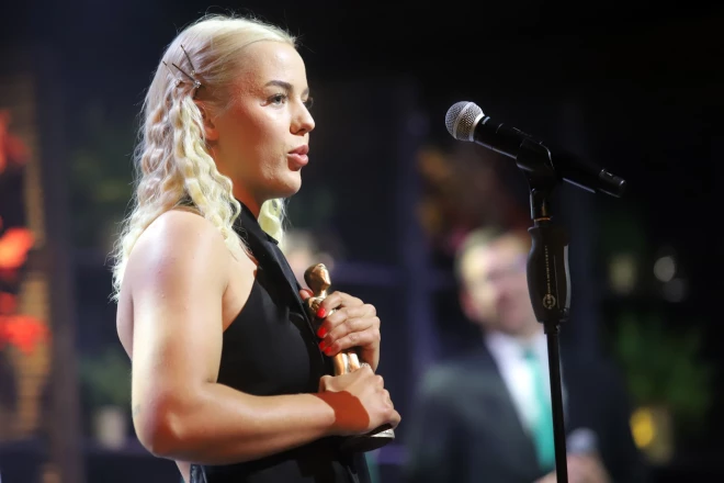 Beatrise Laimdota Pastare saņem “Sējēja” balvu kā gada labākā lauksaimniece “Hanzas peronā”.